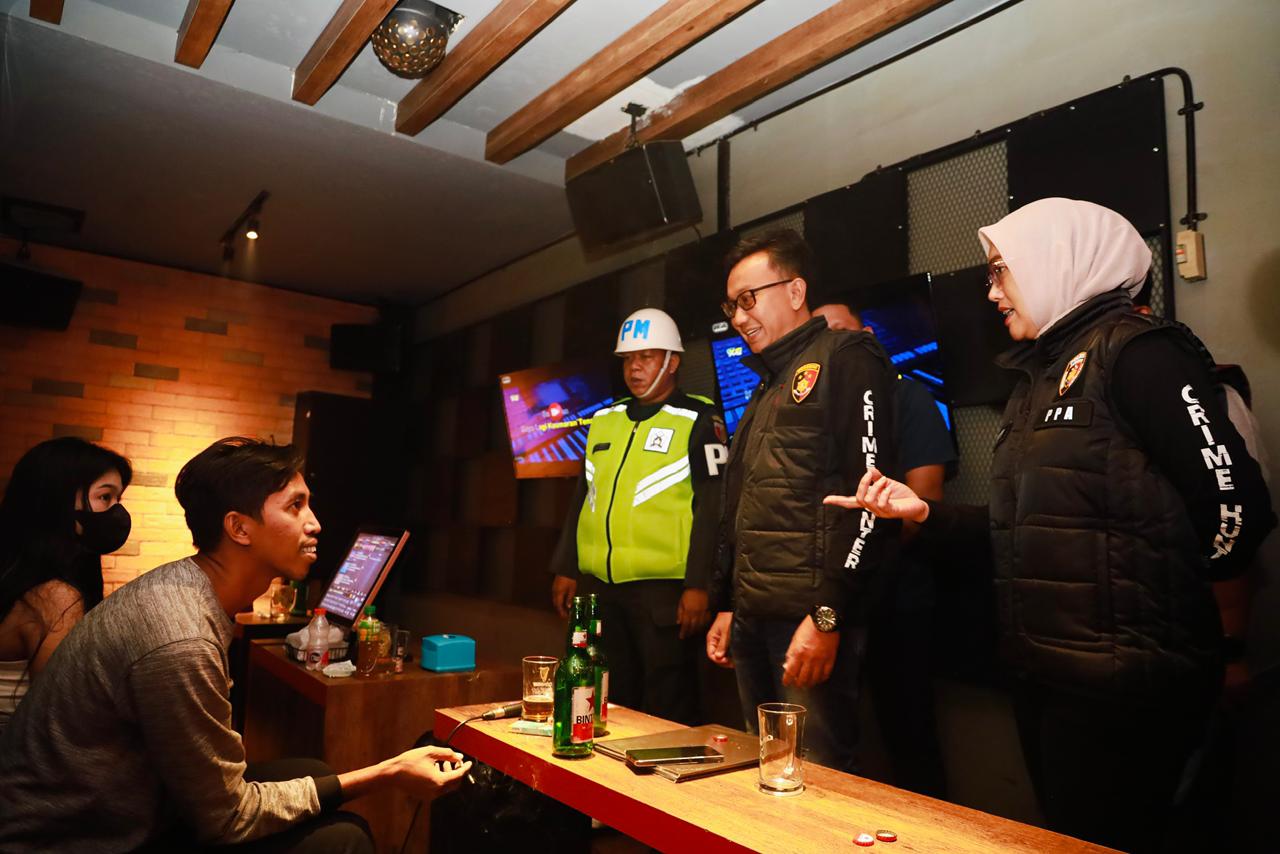 Ciptakan Kamtibmas Nataru, Pengunjung dan Karyawan Tempat Hiburan Malam di Jember Dites Urine