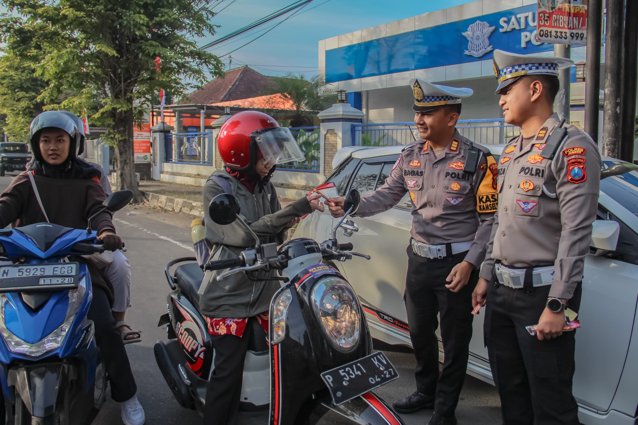 Manisnya Disiplin di Jalan, Satlantas Polres Jember Beri Cokelat untuk Pengendara Patuh