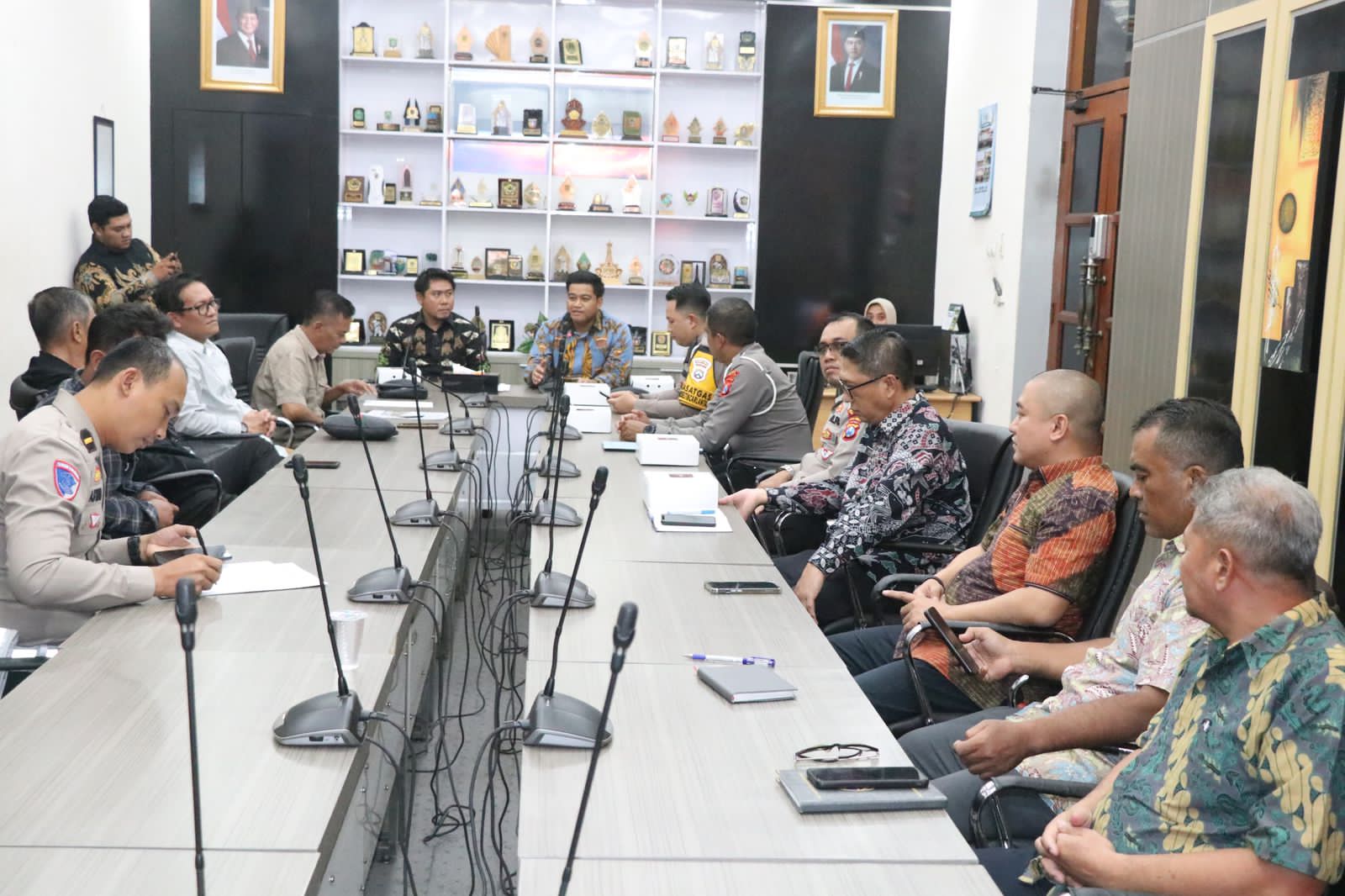 DPRD Gresik Panggil Pengusaha Truk, Tegaskan Taat Jam Operasional dan Pakai Penutup Terpal