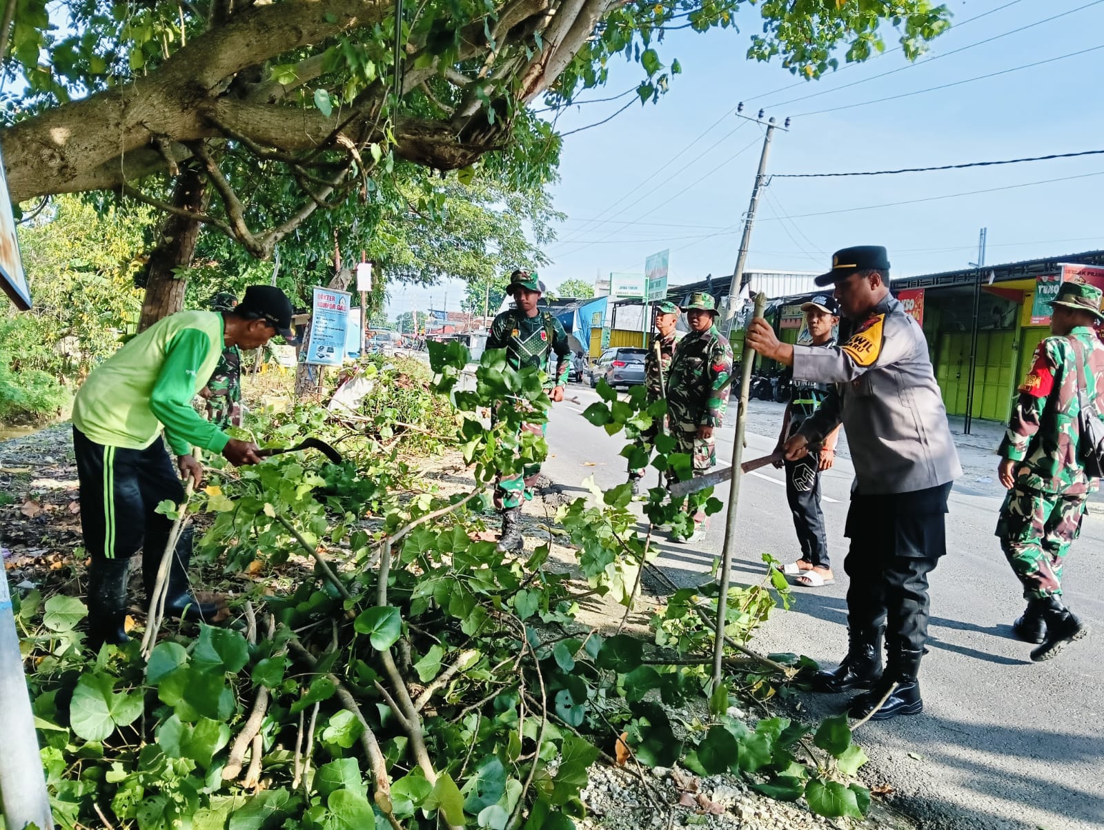 Perkuat Sinergitas, Polsek dan Koramil Kepohbaru Kerja Bakti Bersama