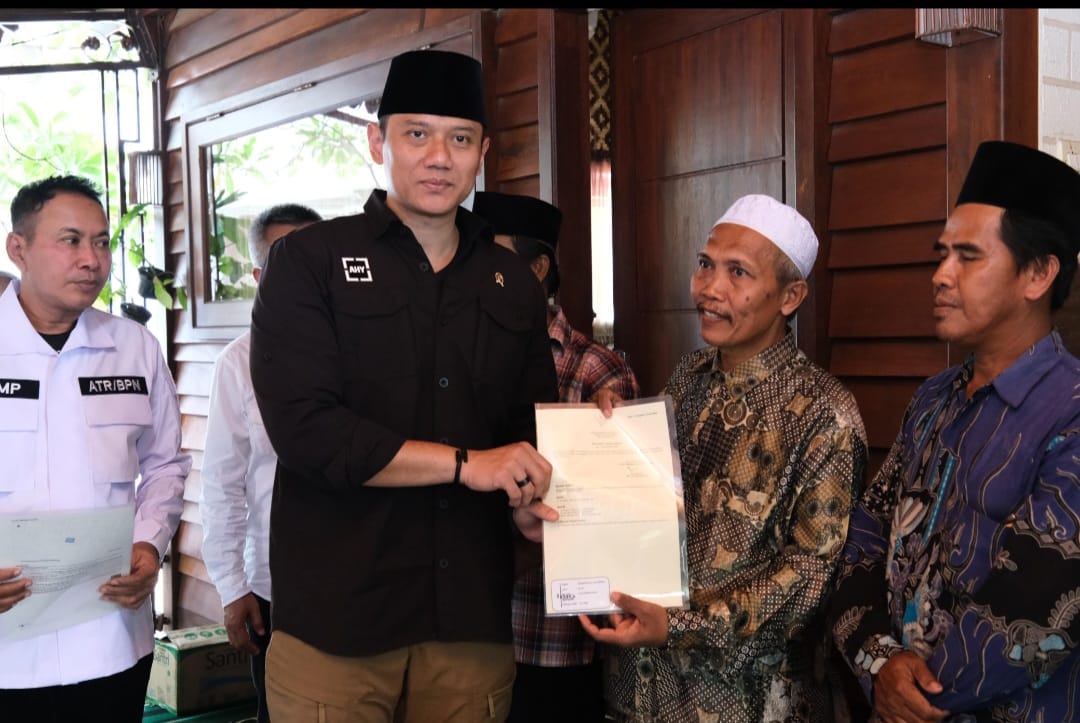 Menteri AHY Serahkan Puluhan Sertifikat di Pasuruan, Salah Satunya Sertifikat Yayasan Habib Taufiq Assegaf