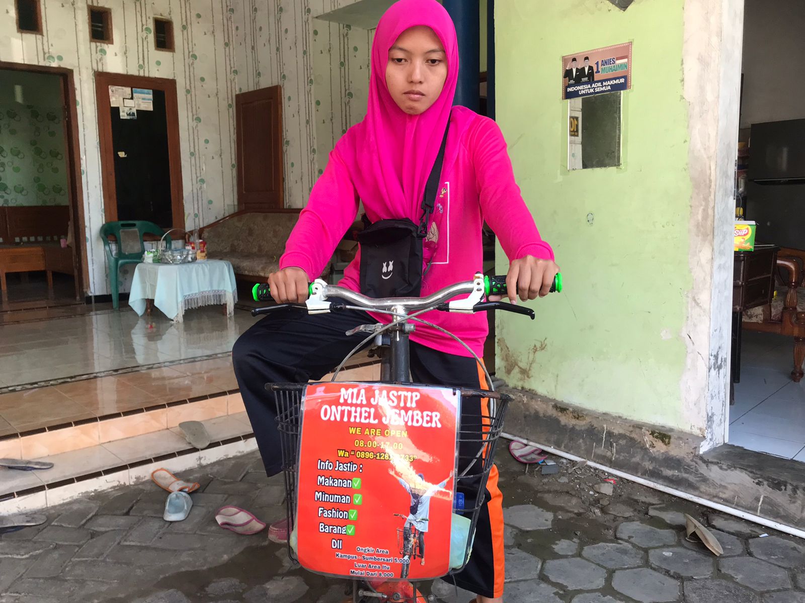 Menginspirasi! Mahasiswi Berkebutuhan Khsusus di Jember Buka Jastip Gunakan Sepeda Onthel