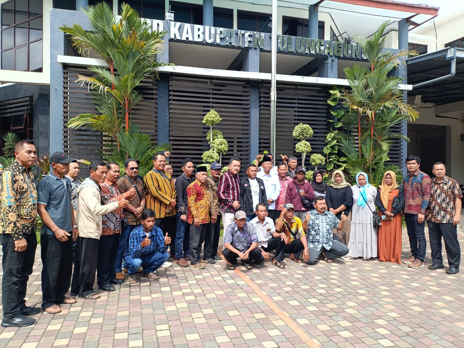 Warga Kaligentong Curhat ke DPRD Tulungagung, Bupati Gatut Sunu Janji Perjuangkan Listrik dan Jalan Rusak