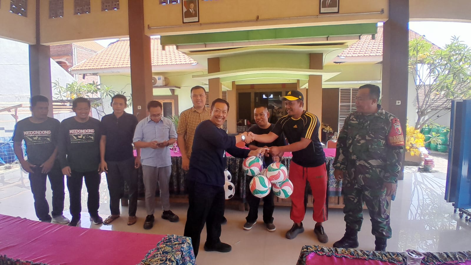 Dispora Sidoarjo Serahkan Bantuan Alat Olahraga