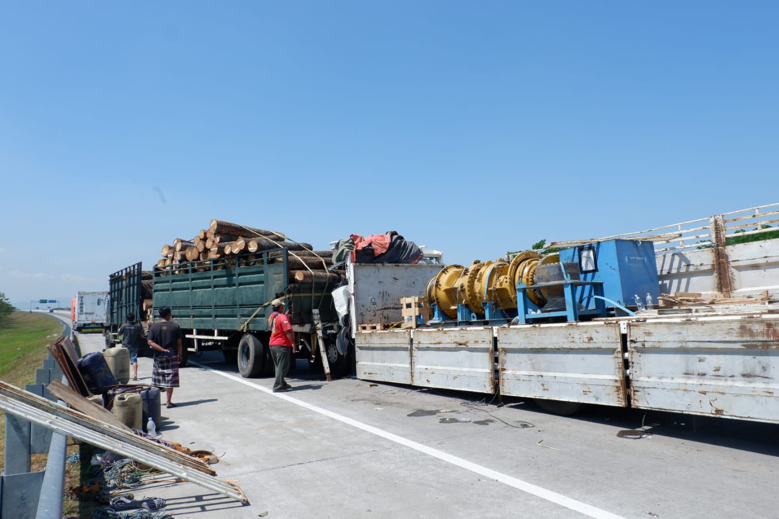 Seruduk Truk Gandeng di Tol Madiun, Truk Ekspedisi Ringsek