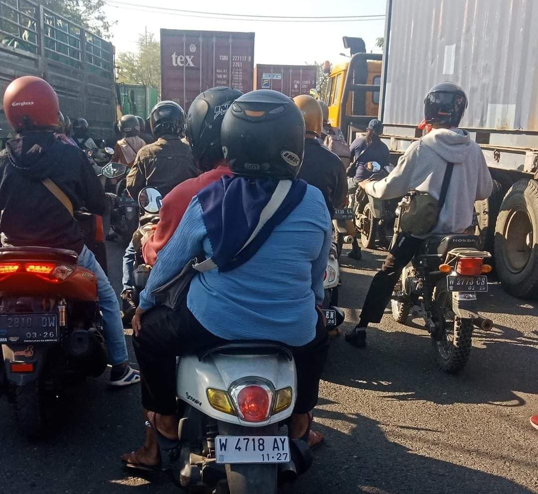 Adu Moncong Dua Mobil Picu Kemacetan di Jalan Raya Manyar Gresik