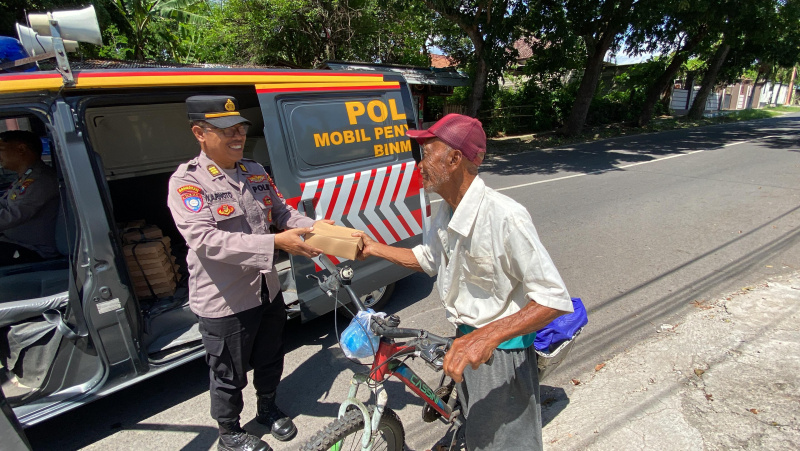 Jumat Berkah, Polisi di Banyuwangi Bagikan Nasi Kotak ke Tukang Becak, Jukir, PKL, dan Ojek Online