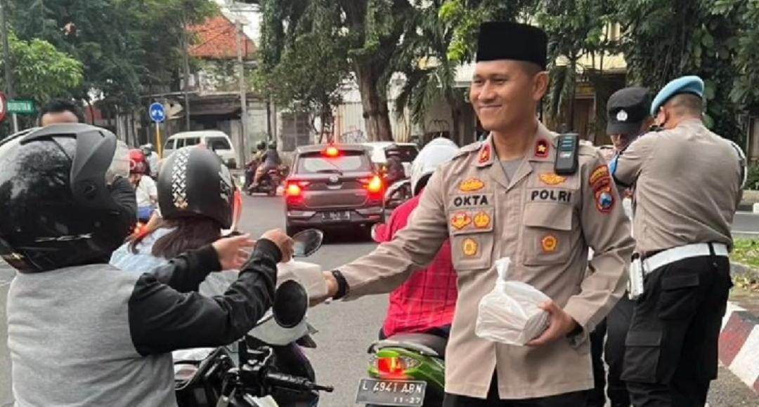 Polsek Bubutan Berbagi Ratusan Paket Takjil ke Pengguna Jalan