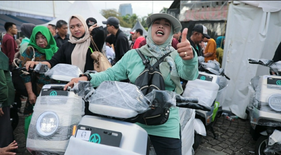 Kebahagiaan Warga di Pasar Murah Monas, Petugas PPSU dan Emak-emak Bawa Pulang Motor Listrik dari Presiden