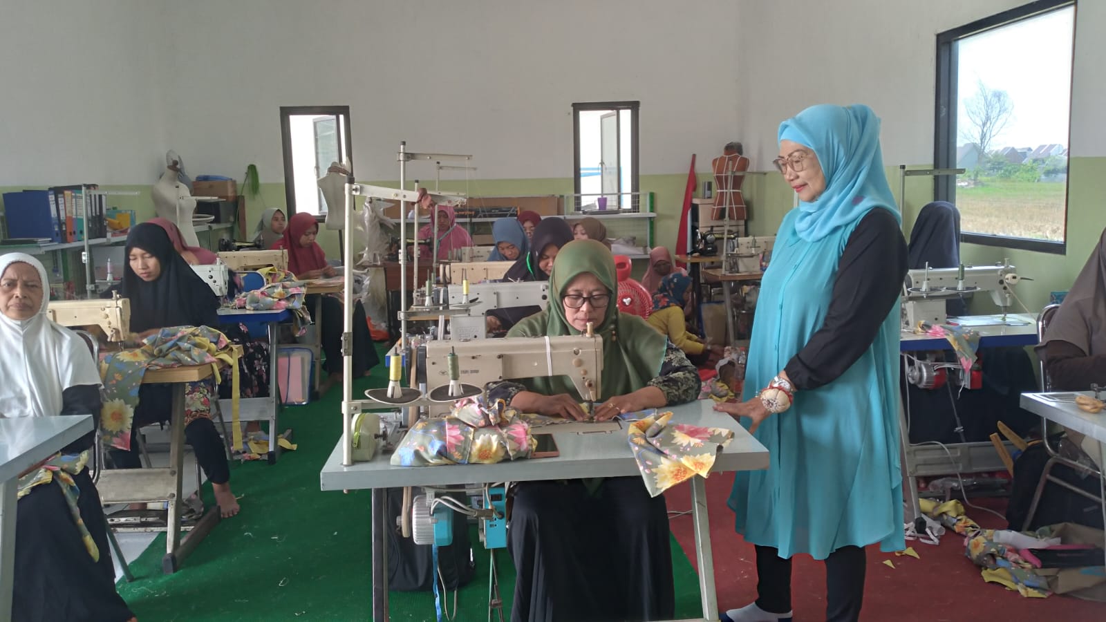 PKK Suwaluh Balongbendo Belajar Ilmu Menjahit 25 Hari