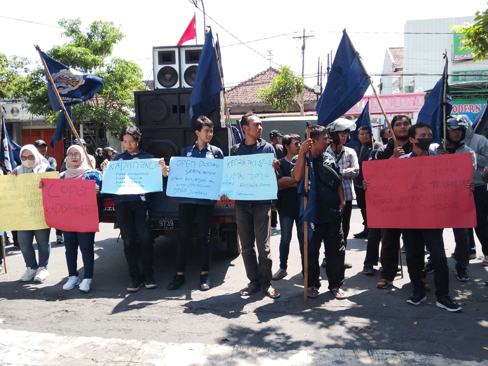 Suarakan Evaluasi Menyeluruh, Sarbumusi Jombang Turun Jalan