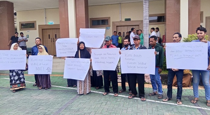 Puluhan Warga Imaan Geruduk PN Gresik, Kecewa Midhol Pembunuh Agen Bank Dituntut 14 Tahun