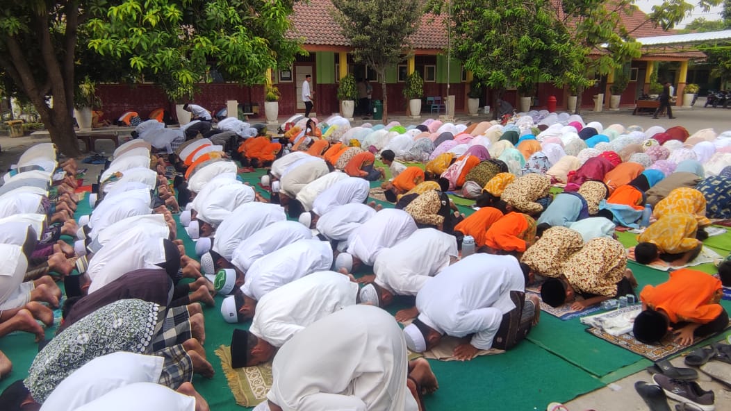 Tak Kunjung Turun Hujan, Siswa SD bersama Ranting NU Kepatihan Jombang Lakukan Salat Istisqa