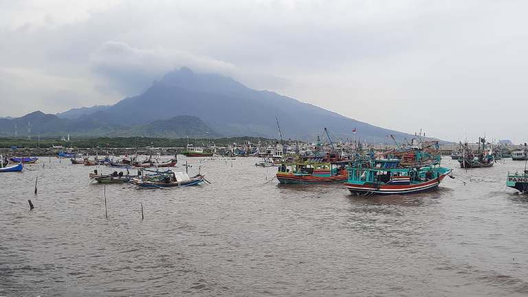 Cuaca Ekstrem Bikin Nelayan Situbondo Beralih Profesi dan Gadaikan Barang Rumah Tangga