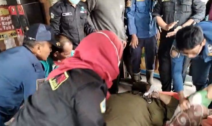 Dramatis! Damkar Gresik Berjibaku Evakuasi Wanita Obesitas 400 Kilogram yang Pingsan