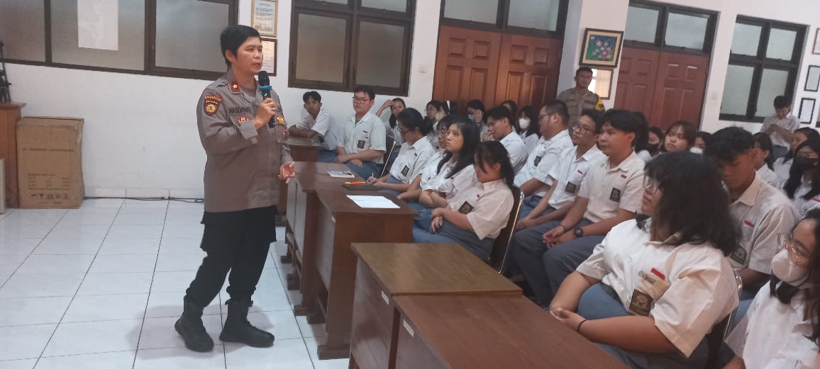 Kapolsek Dukuh Pakis Berikan Penyuluhan kepada Siswa SMA Kristen Dharma Mulya