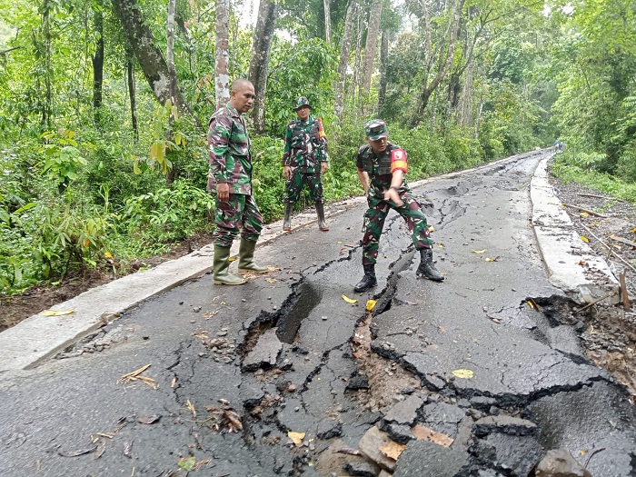 Dandim Jember Tinjau Langsung Jalan Bandealit yang Ambles Akibat Hujan Deras