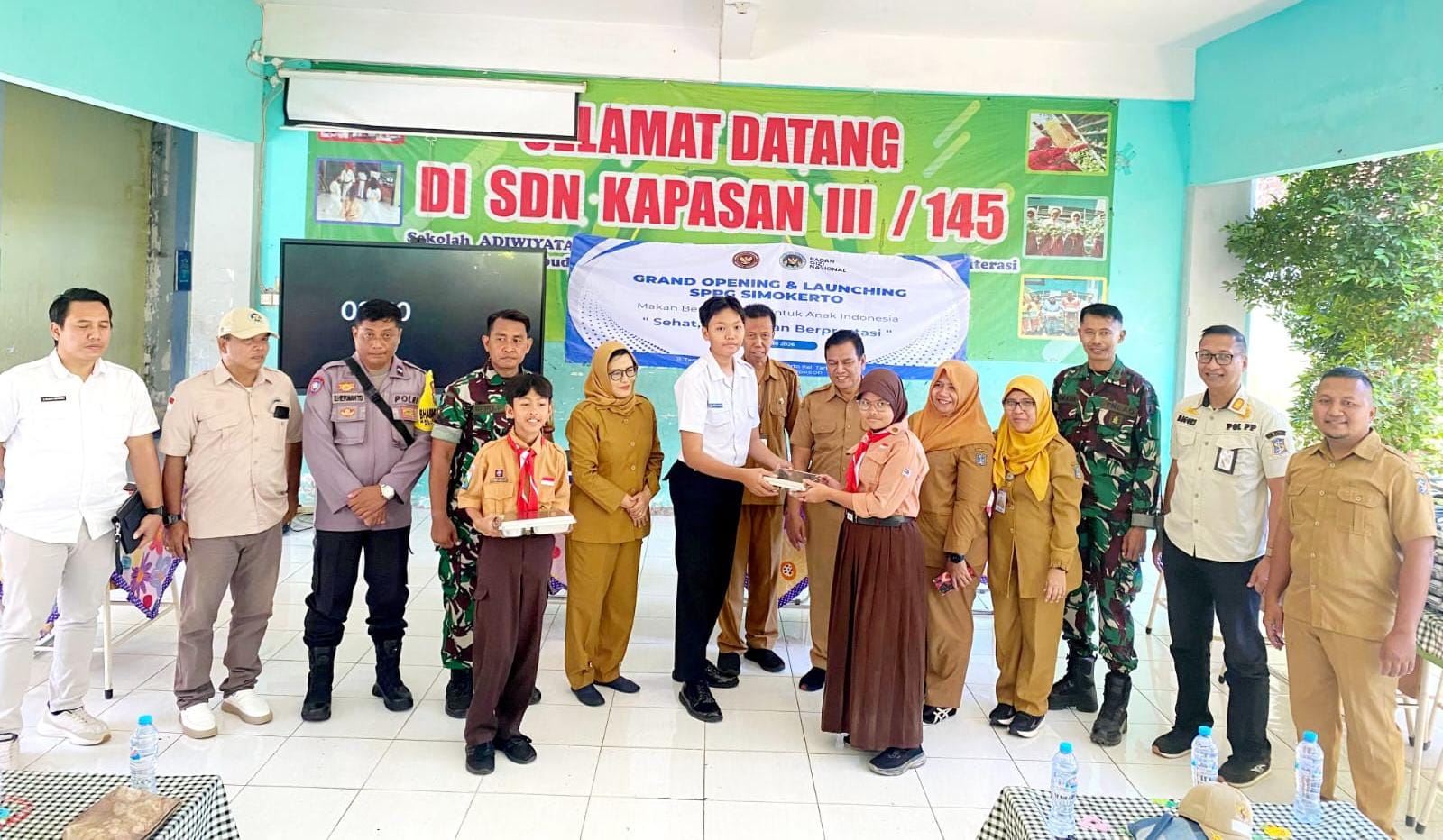 Wujudkan Generasi Emas, Polsek Simokerto Kawal Launching Program MBG di SDN Kapasan 3 dan SMPN 41