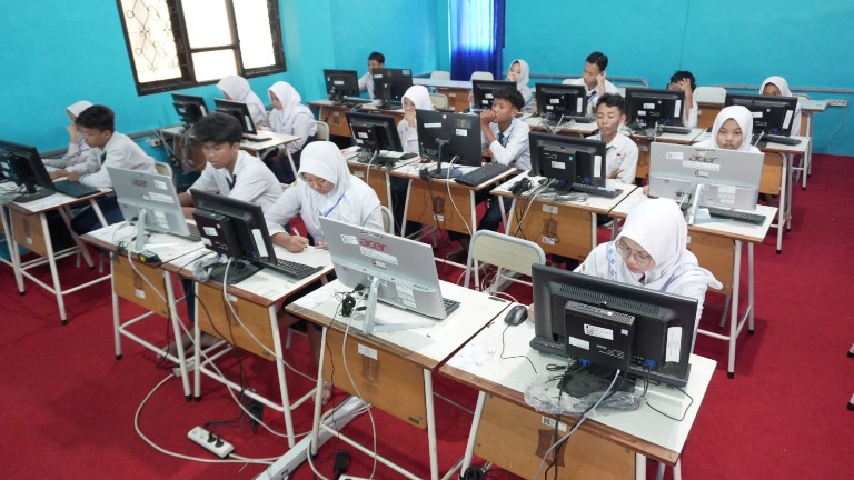 Hari Pertama TKA SMP di Surabaya Lancar, Siswa Kelas Lain Tetap Belajar