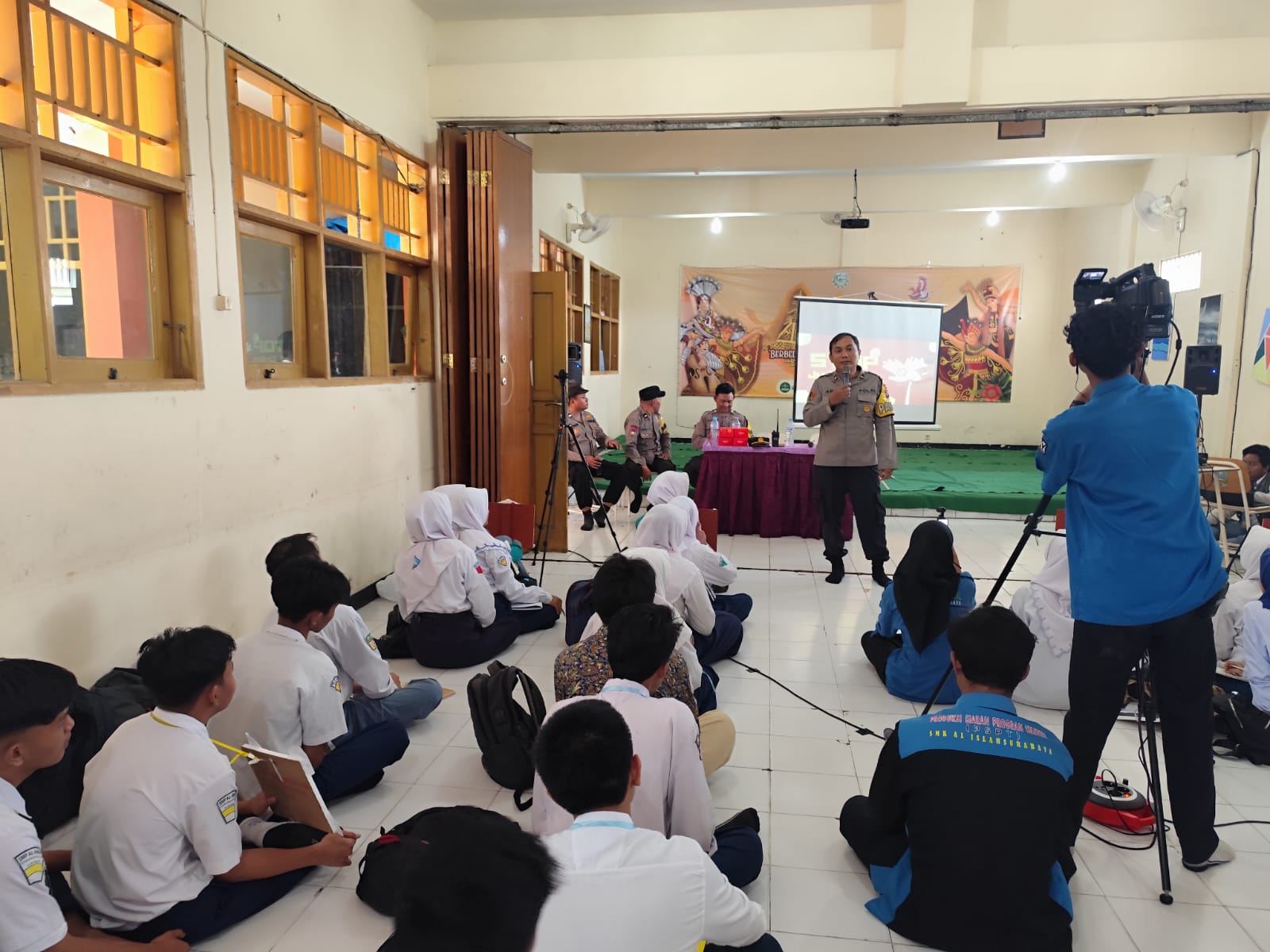 MPLS SMK Al Islah, Polsek Gunung Anyar Edukasi Bahaya Judi Online hingga Tertib Lalu Lintas