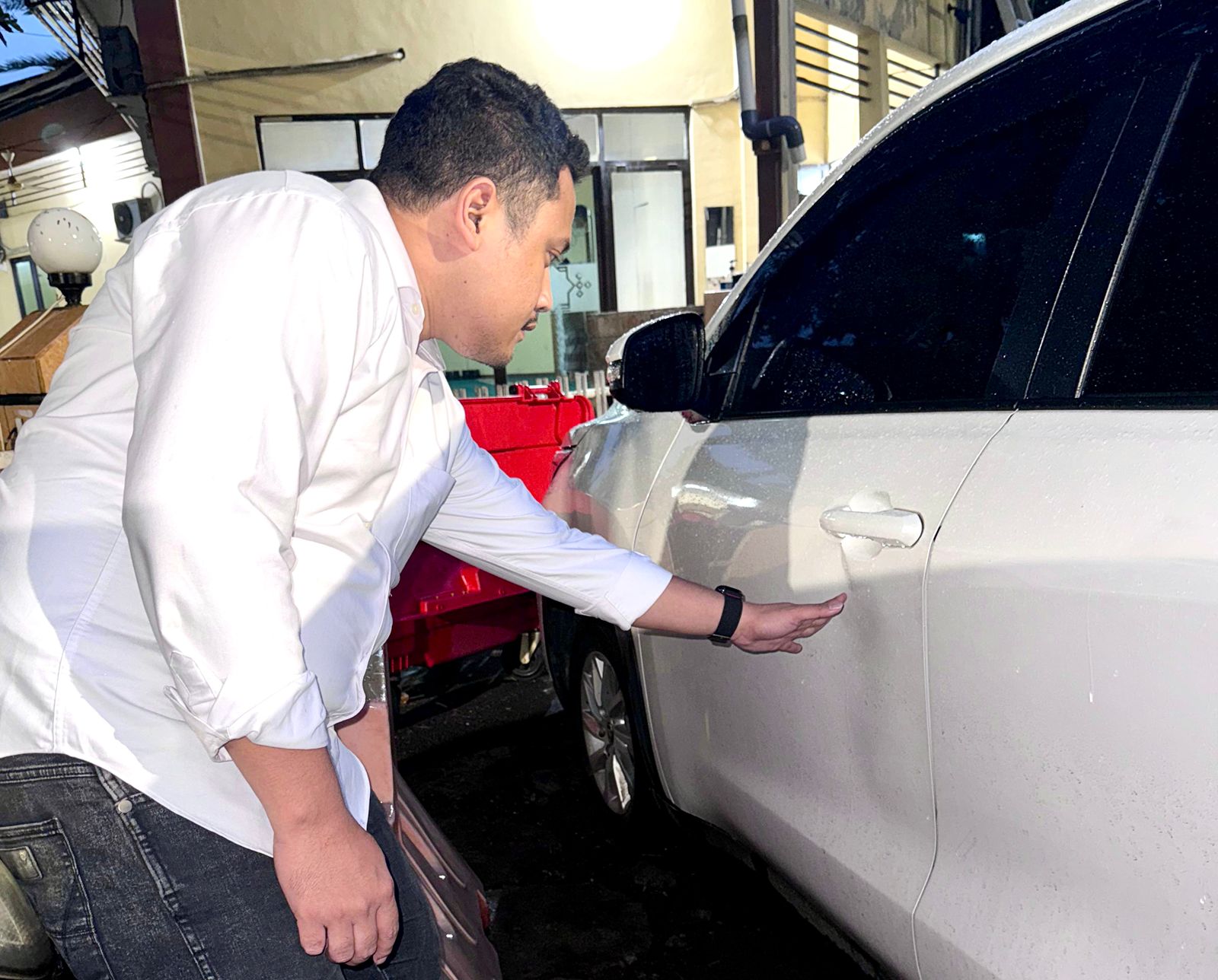 Gerombolan Remaja Bermotor Rusak Mobil Pasutri di Ngagel Jaya Selatan