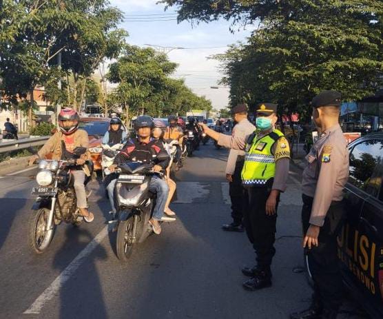 Polsek Benowo  Patroli Takjil Ciptakan Keamanan dan Kelancaran Lalu Lintas