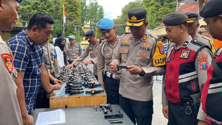 Cegah Penyalahgunaan, Kapolres Lumajang Periksa Senpi Anggota