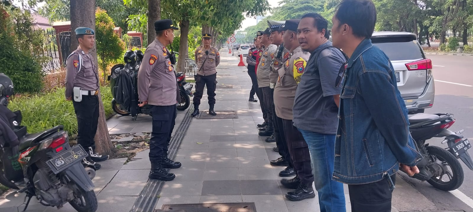Polsek Gayungan Kawal Aksi Pokmas Pusat di Depan Polda Jatim