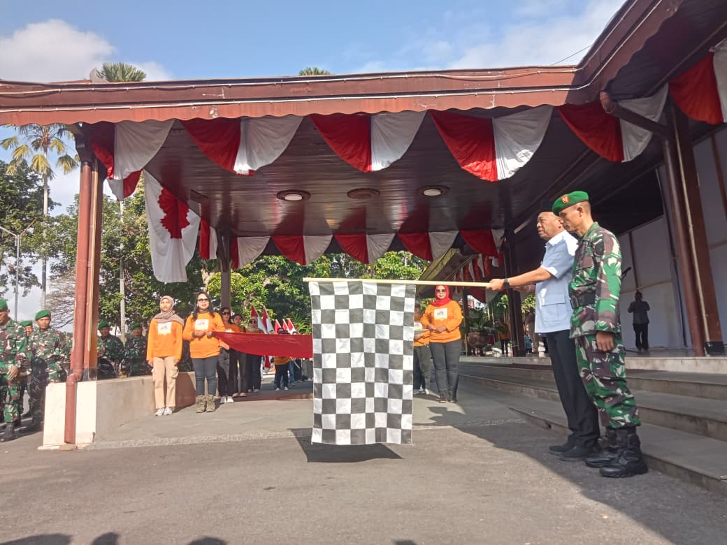 Bupati Gatut Sunu Lepas Long March Bendera Merah Putih, Ajak Warga Tulungagung Kobarkan Semangat Juang