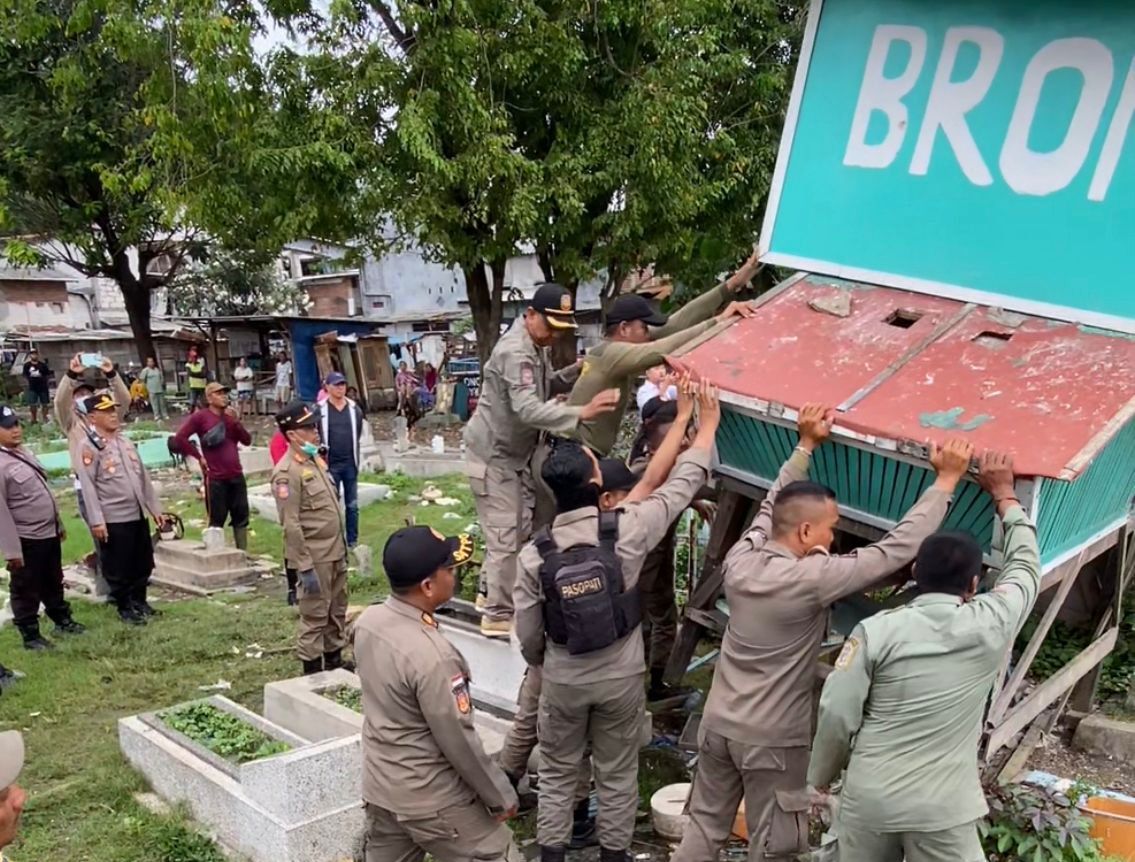 Berangus Bekupon Judi, Tiga Pilar Simokerto Turun Tangan Tertibkan Area Makam Kapas Krampung