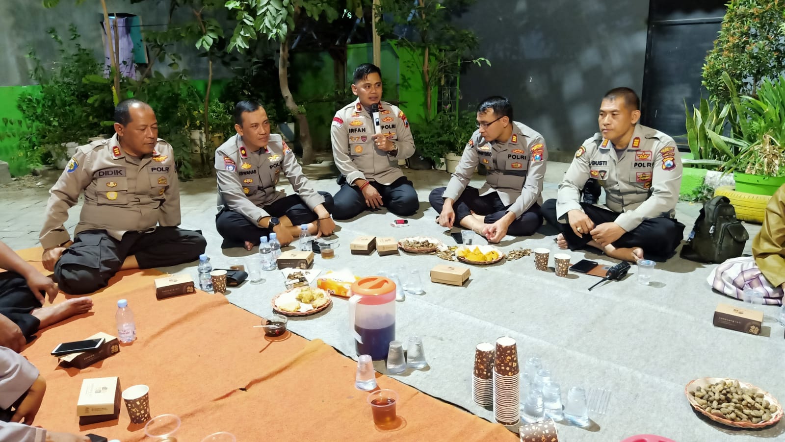 Polsek Simokerto Gelar Cangkrukan Kamtibmas di Kampung Tambak Jati