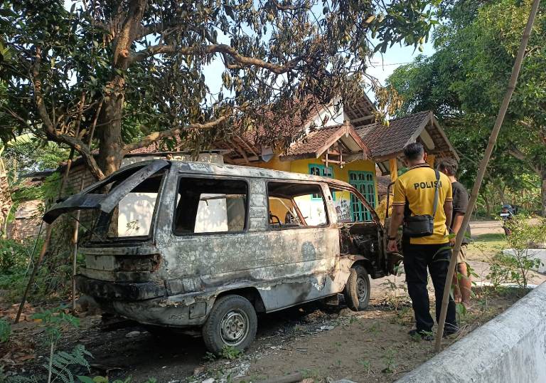 Mobil Warga Sukorejo Gurah Hangus Terbakar saat Diperbaiki 