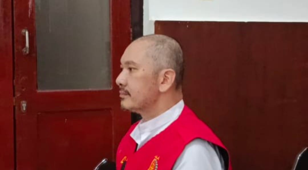 Ngamuk Rumah Dilelang, Royce Muljanto Rusak Pintu Kaca Bank Mandiri Sambil Kencingi Pohon