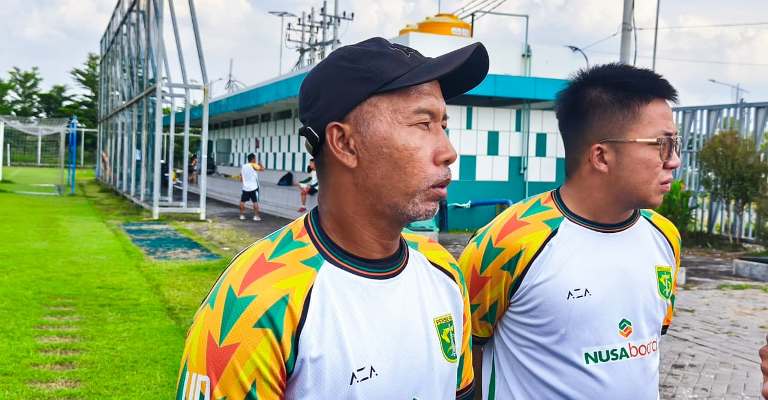 Uston Nawawi Prioritaskan Kekompakan Tim di Masa Transisi Persebaya