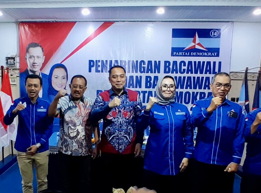 Siap Maju Pilkada Surabaya, Eri-Armuji Ambil Formulir Pendaftaran Cawali ke Demokrat