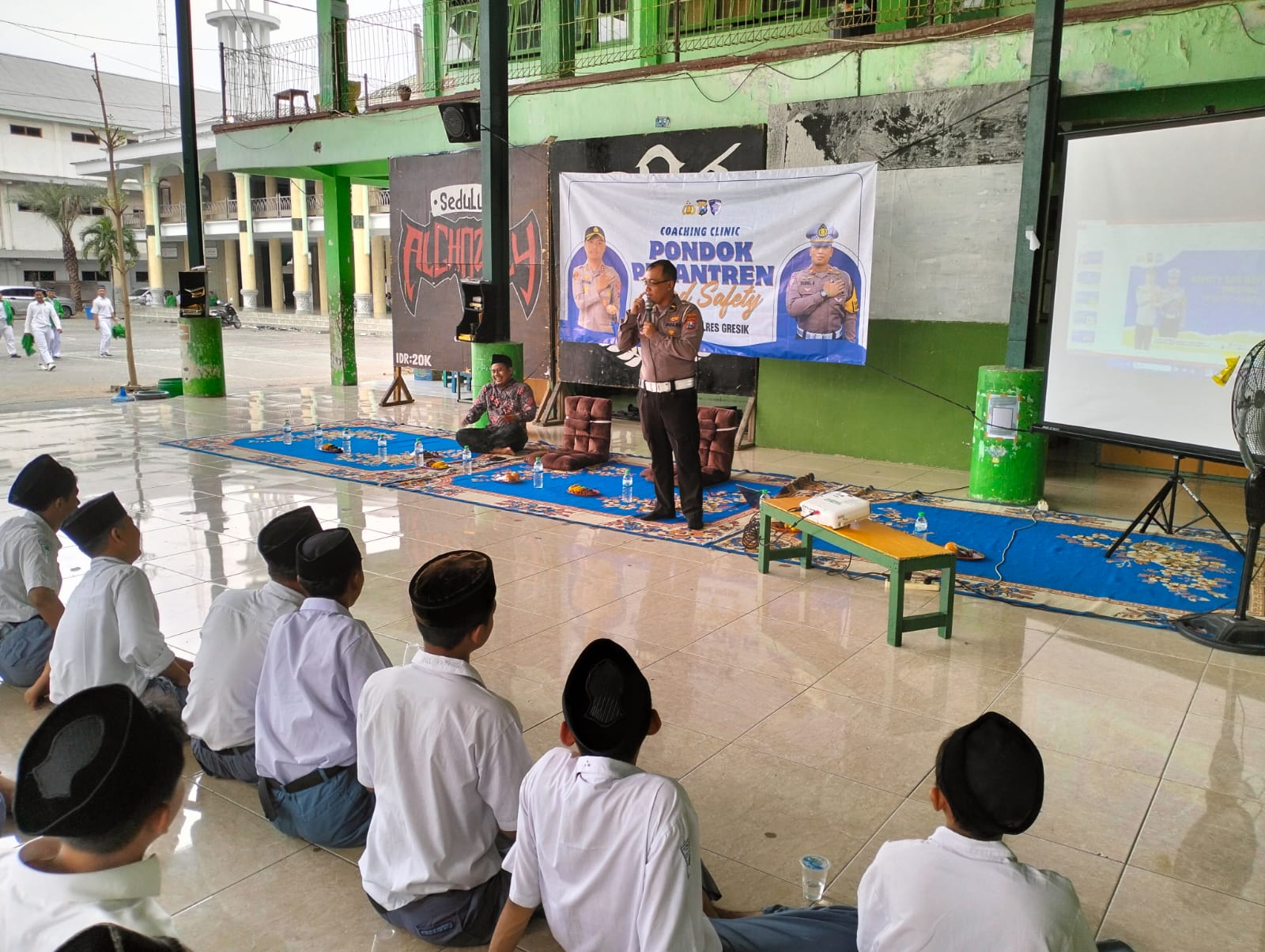 Polres Gresik Gelar Road Safety dan Coaching Clinic di Ponpes, Edukasi Santri Tertib Lalu Lintas 