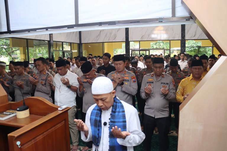 Polres Magetan Gelar Salat Gaib untuk Korban Bencana Aceh dan Sumatra