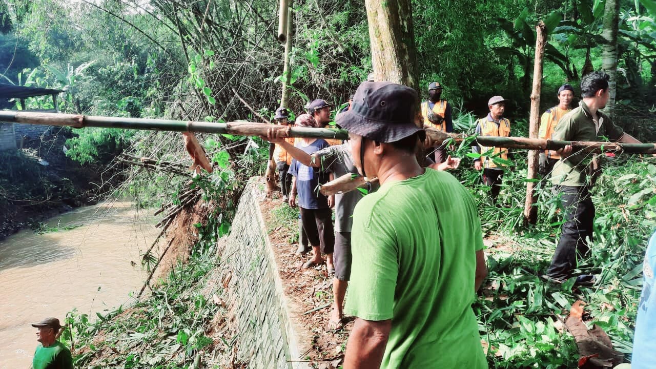 Cegah Banjir dan Bencana Lain, Pemdes Sukorejo Padat Karya Bersihkan Saluran Irigasi