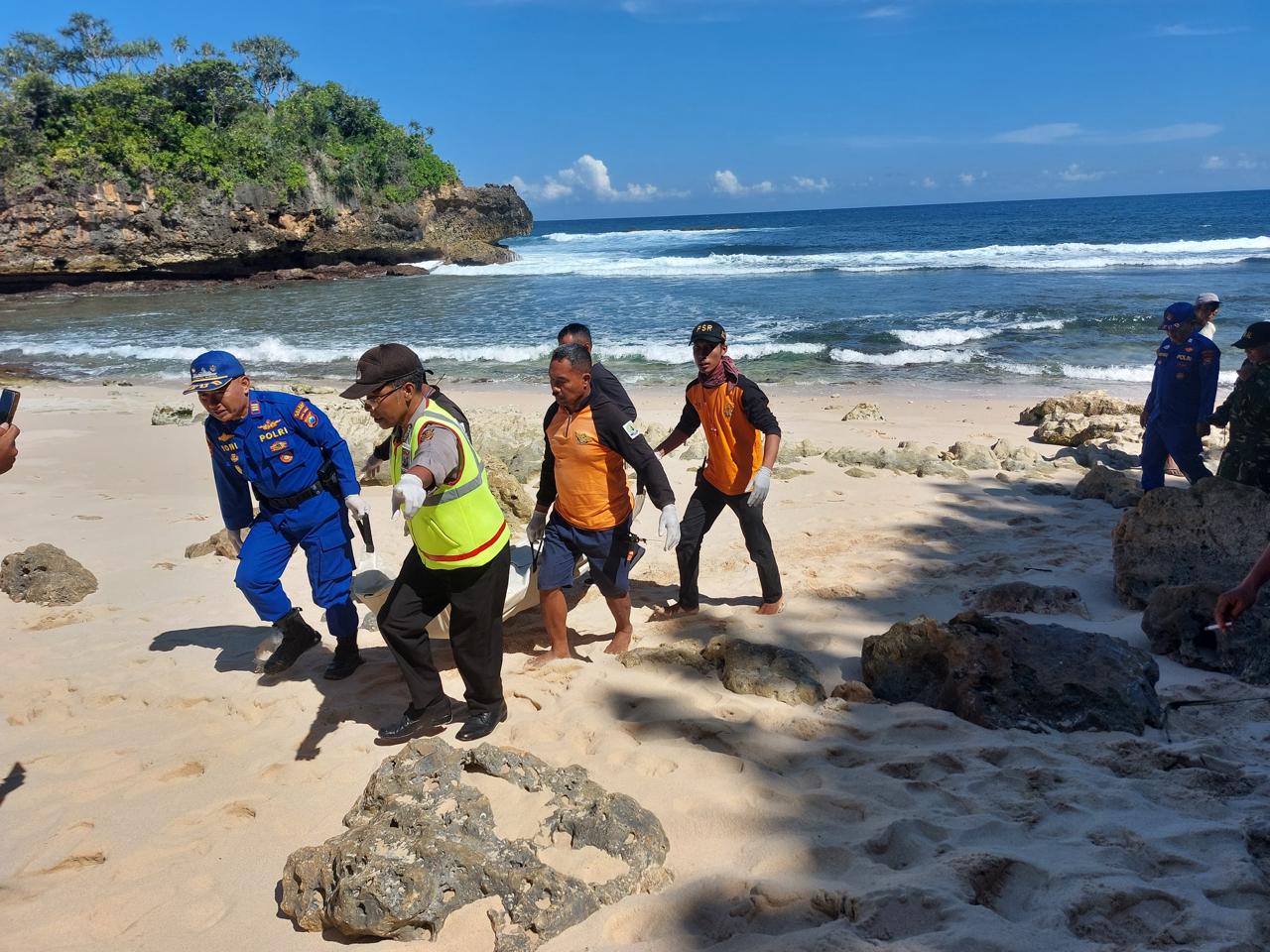 Empat Nelayan NTB Dihantam Ombak Kondang Merak, Dua Meninggal Dunia