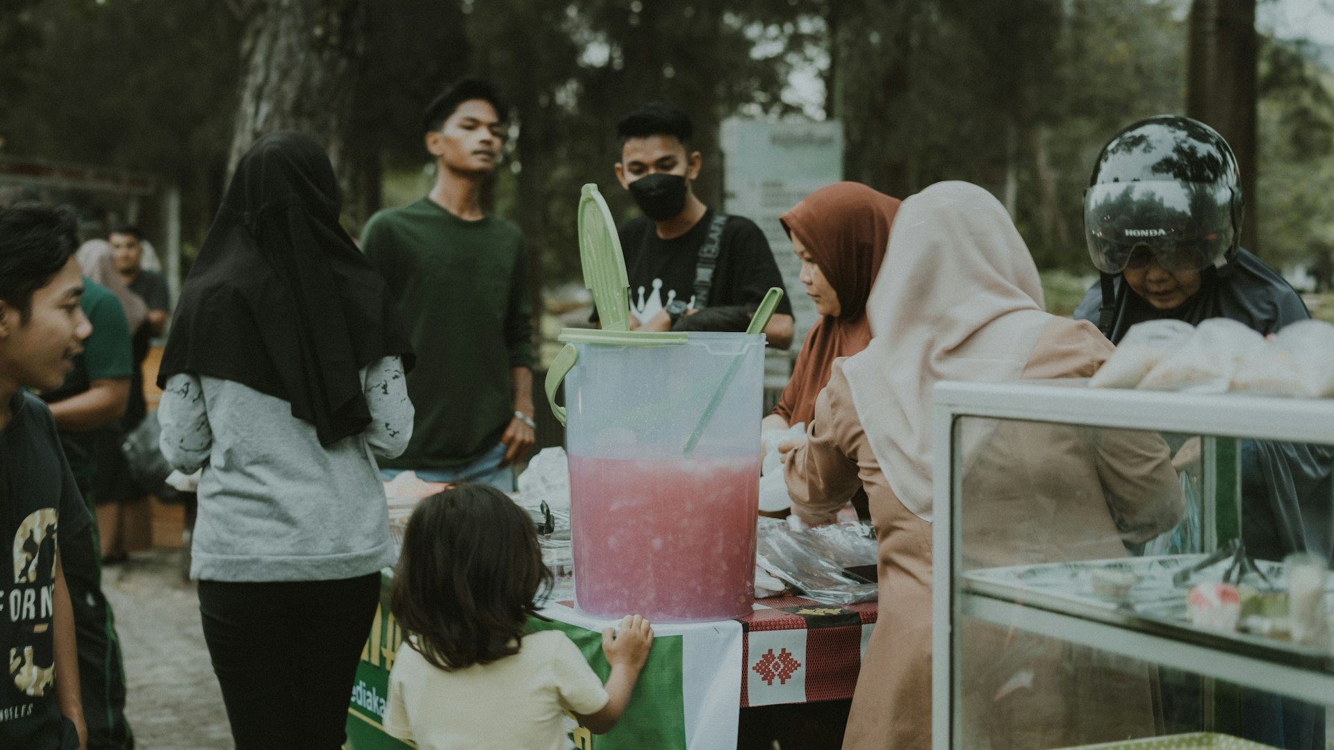 Menebar Kebaikan di Bulan Ramadan, Tren War Takjil di Tiktok Jadi Fenomena Positif