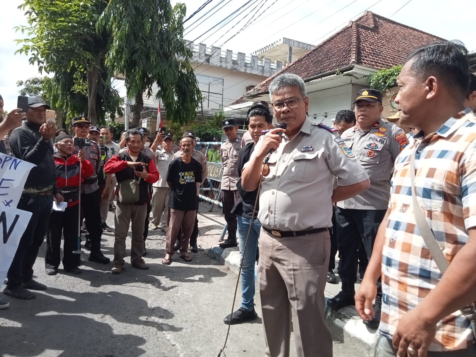 Kakantah ATR/BPN Tulungagung Temui Pendemo, Minta Masyarakat Memproses Langsung Permohonan Tanpa Perantara