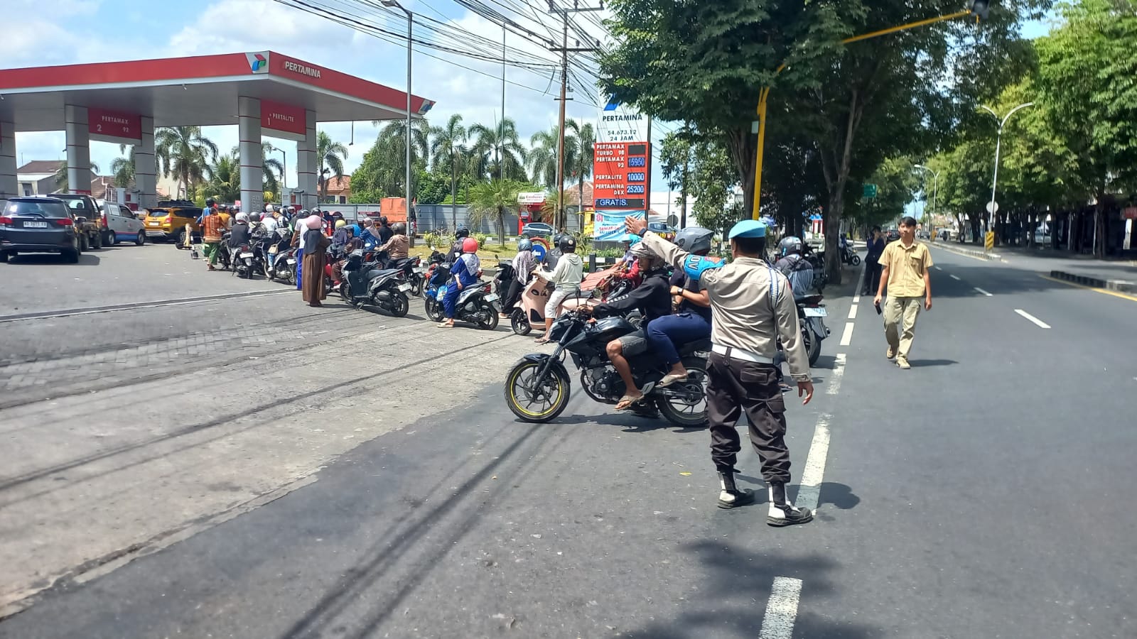 Antrean BBM Mengular di SPBU Sukodono, Polisi Pastikan Stok dan Distribusi Aman