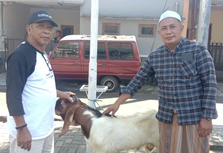 Polisi Kota Malang Berbagi Daging Kurban, Pererat Sinergi dengan Wartawan