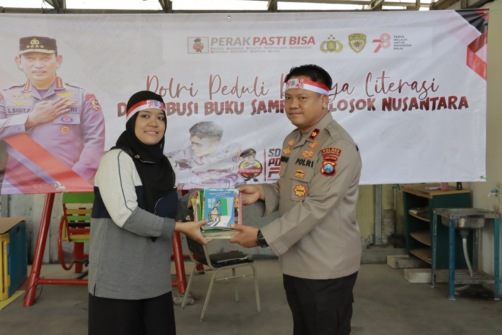Polres Pelabuhan Tanjung Perak Dukung Program Kapolri Distribusi Buku Sampai Pelosok Nusantara