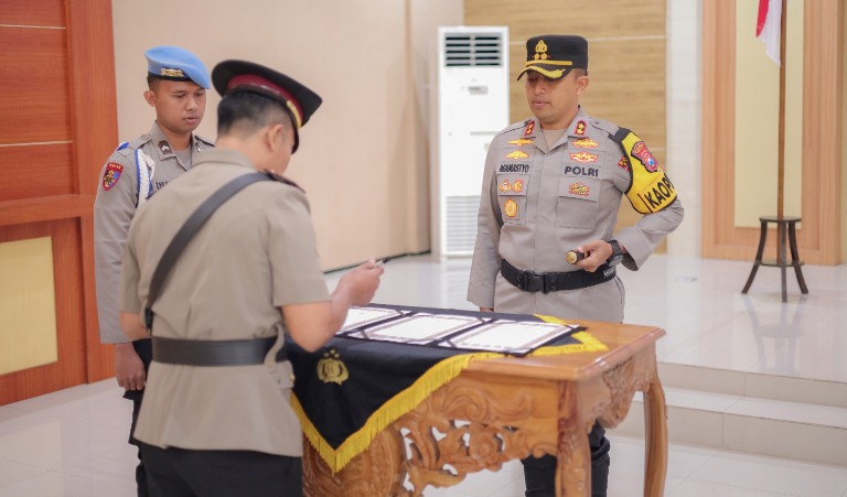 Pimpin Upacara Pengukuhan Kapolsek Kras, Kapolres Kediri Tekankan Profesionalisme dan Pelayanan Publik