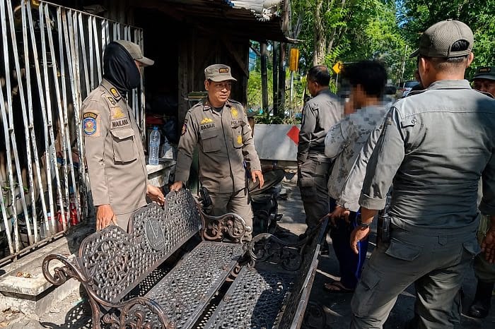 Polsek Gubeng Tangkap Pencuri Kursi Pemkot Surabaya, Begini Modusnya