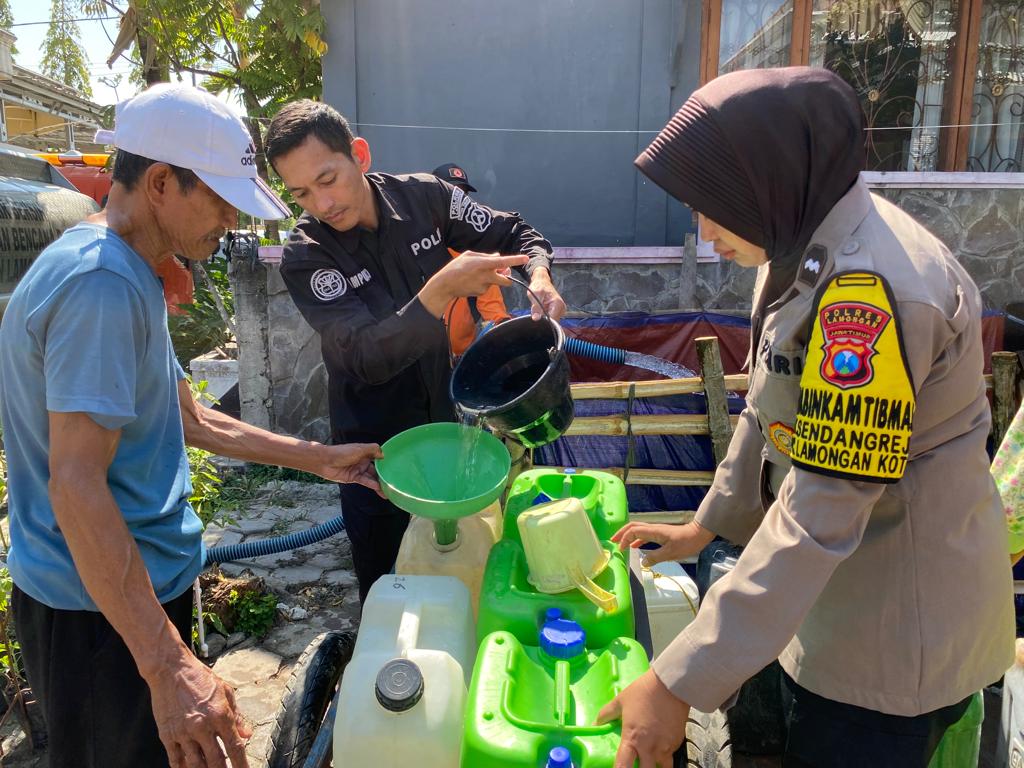 HUT Ke-72 Humas, Polres Lamongan Distribusikan 10 Ribu Liter Air Bersih