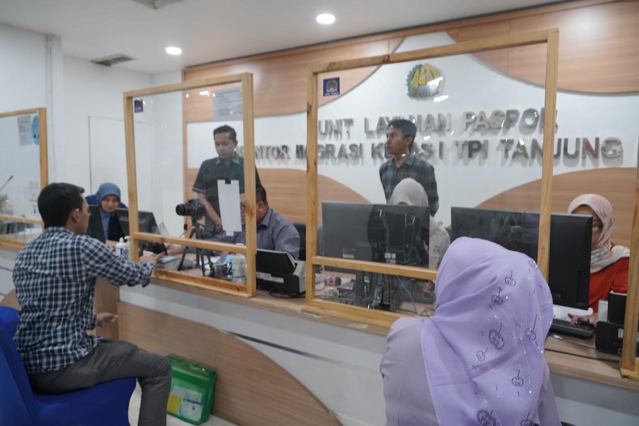 Masyarakat Serbu Layanan Paspor Simpatik Pasar Atom Mall