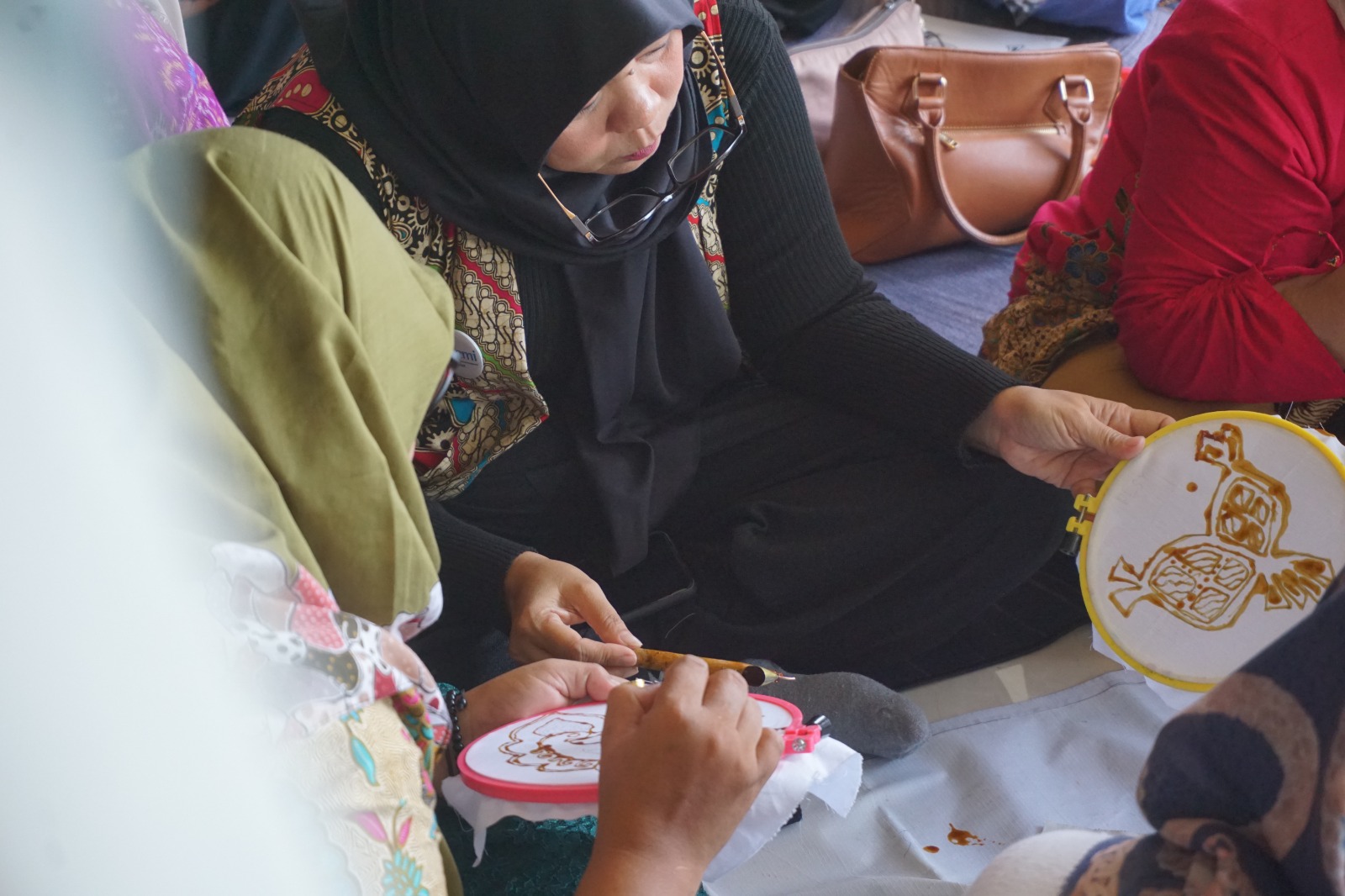Melestarikan Warisan Bangsa, Aston Gresik Ajak Tamu dan Warga Lokal 'Nyanting' Batik Khas Giri