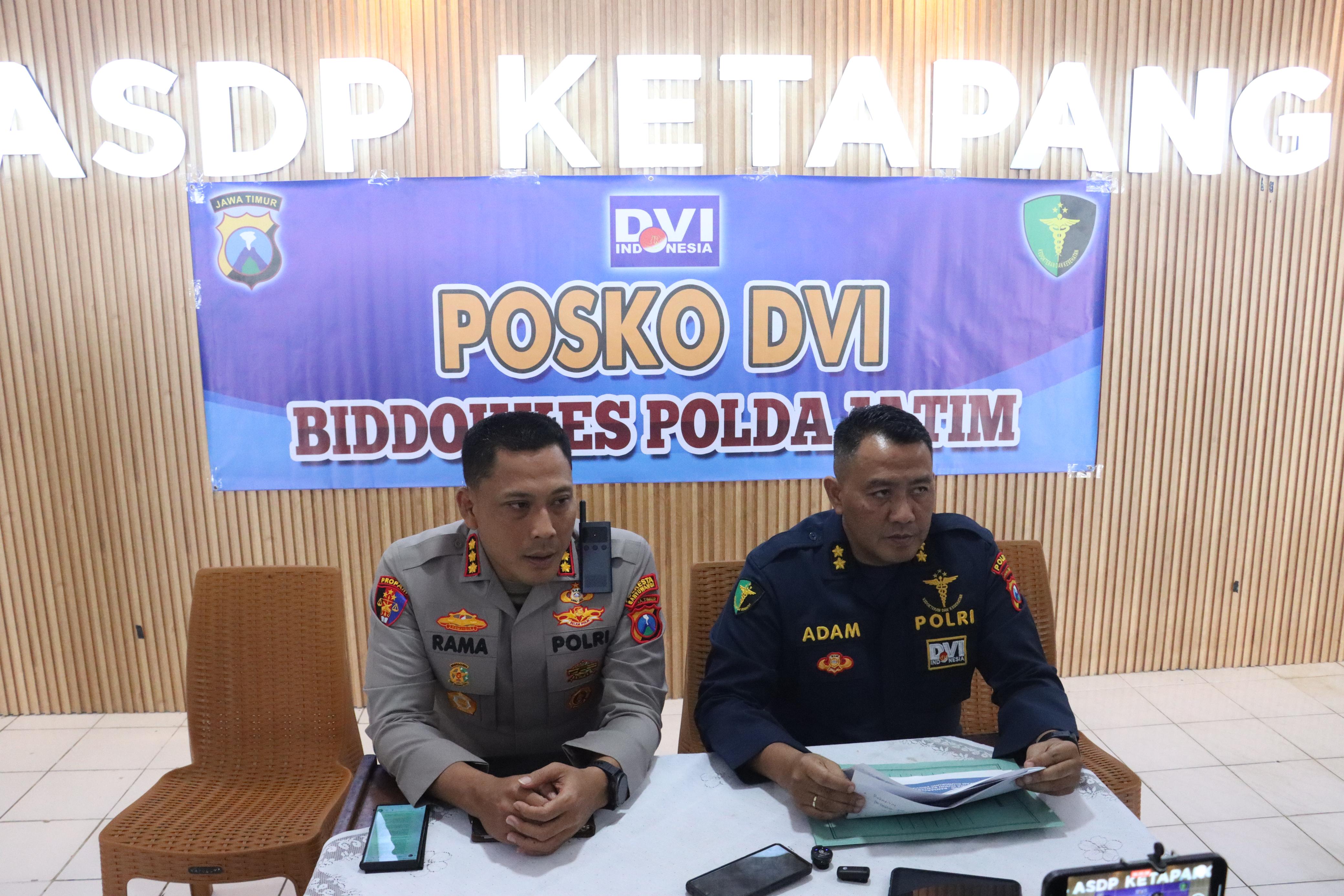 Kapolresta Banyuwangi dan Tim DVI Polda Jatim Identifikasi Jenazah Korban KMP Tunu Pratama Jaya